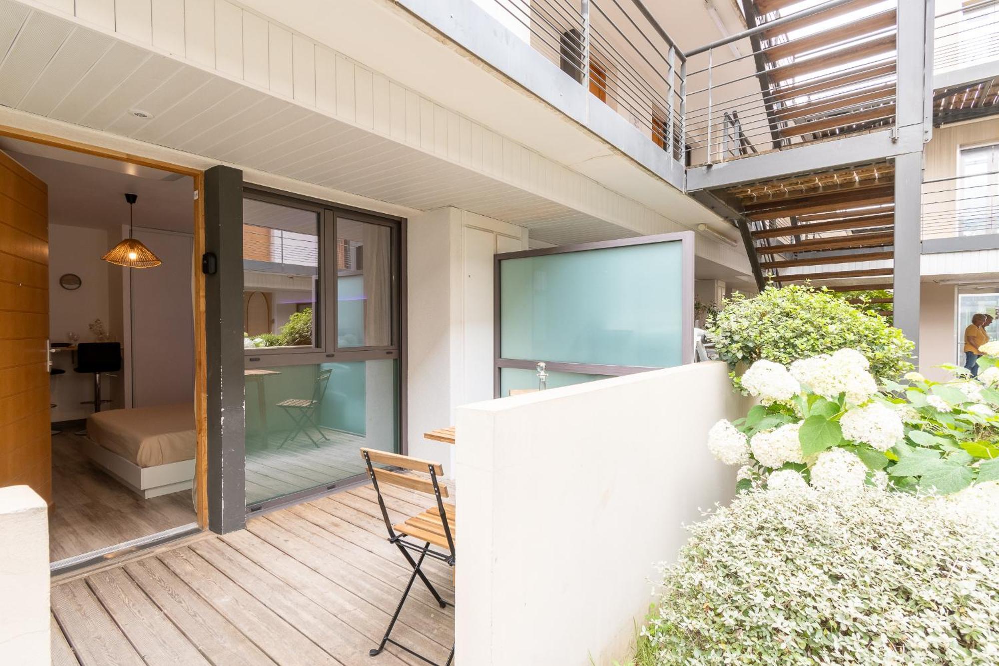Aparthotel Le Petit Patio Fleuri à Éguilles Extérieur photo